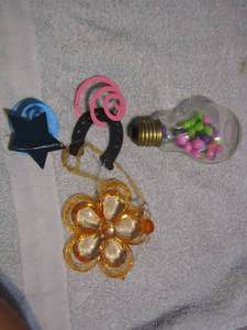 lot 289 image: LIGHTBULB STORAGE CONTAINER & HANGING DCOR