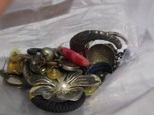 lot 306 image: EARRINGS AND JEWELRY PIECES