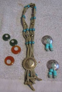 lot 165 image: EARRINGS CLIP ON, NECKLACE