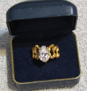 lot 193 image: RONTA OF BEVERLY HILLS 14K HOE SOLITARE MOISINITE STONE