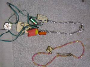 lot 183 image: NOVELTY JEWELRY