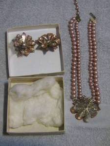 lot 189 image: PEARL NECKLACE , EARRINGS-- ROSE PEARL