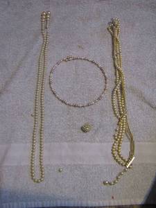 lot 190 image: PEARL NECKLACES X 3