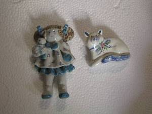 lot 267 image: 2 FASHION PINS GIRL AND CAT
