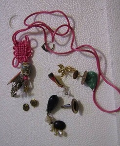 lot 369 image: NECKLACE & RANDOM JEWELRY PIECES