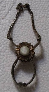 lot 216 image: VINTAGE GOLD TONE HANKERCHIEF CLIP OR GLOVE