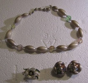 lot 246 image: BEADED NECKLACE & EARRINGS  FLORAL EARRINGS