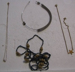 lot 256 image: CHOKER AND NECKLACE