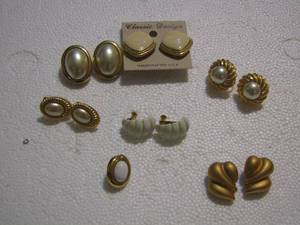 lot 265 image: 6 PAIRS OF EARRINGS