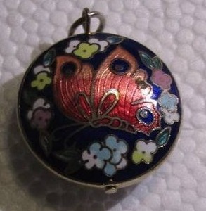 lot 218 image: CLOISONNE PENDANT