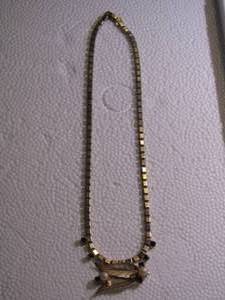 lot 235 image: NECKLACE WITH PEARL & GREEN STONE