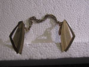 lot 229 image: SWEATER CLIP