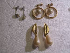 lot 263 image: PAIR OF EARRINGS