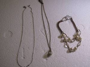 lot 253 image: BEADED SWEATER CLIP & 2 PEARL DROPS