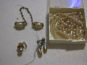 lot 222 image: BOX OF PEARLS & EARRINGS