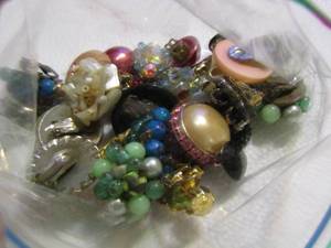 lot 220 image: SEVERAL PAIRS OF CLIP ON EARRINGS