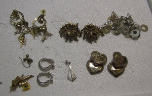 lot 208 image: 5 PAIRS OF EARRINGS