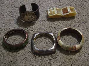 lot 352 image: 5 BRACELETS