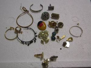 lot 260 image: RANDOM EARRINGS