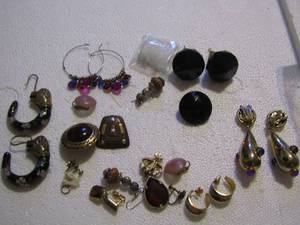 lot 204 image: 6 PLUS PAIR OF EARRINGS