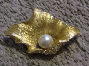 lot 351 image: VINTAGE 1960 FAUX PEARL AND RINESTONE SEA SHELL BROACH