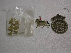 lot 341 image: BROACHES - FROG, BEADED, MOUNTIE