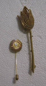 lot 370 image: FLORAL BROACH & TWU PIN STICK PIN