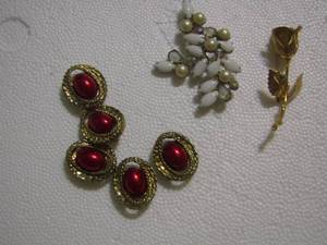 lot 345 image: BUTTON COVERS  EARRINGS 2 BROACHES