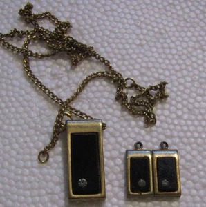 lot 332 image: NECKLACE AND EARRING SET AVON