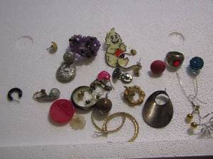 lot 335 image: RANDOM EARRINGS
