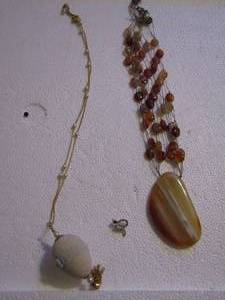 lot 363 image: NECKLACE & WHITE FAUX PEAL CAMEO DROP NECKLACE
