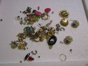 lot 322 image: PAIRS OF EARRINGRANDO EARRINGS & MORE