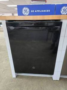 lot 20 image: NEW GE 24 Built-In Top Control Dishwasher, Model GDT550PGR6BB Black