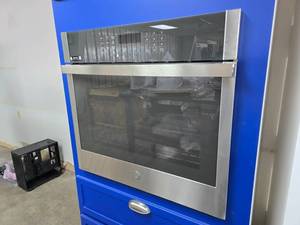 lot 39 image: NEW GE 30 Built-In Electric Single Wall Oven, Model JTS3000SN2SS Stainless Steel
