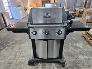 lot 66 image: NEW Broil King Signet 320B Grill w Electric Rotisserie
