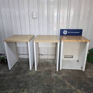 lot 128 image: Lot of 3 Dishwasher Display Cabinets