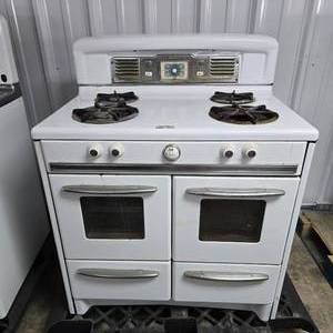 lot 108 image: Antique 1950s Welbilt Deluxe Gas Stove