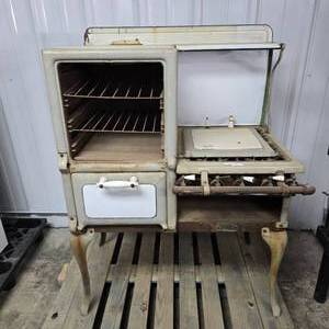 lot 109 image: Antique 1920s Quality Gas Stove