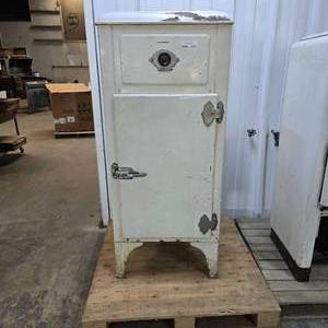 lot 102 image: Antique 1930s Westinghouse Refrigerator w Ice Maker