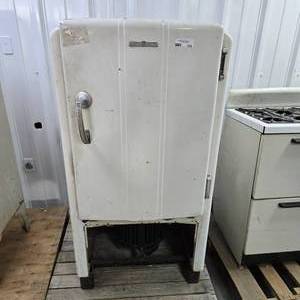 lot 103 image: Antique 1930s General Electric Refrigerator w Ice Maker