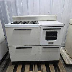 lot 104 image: Antique 1945 Boss Kerosene Range, Stove, Oven