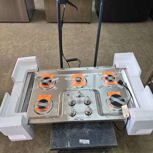 lot 86 image: NEW GE 36 Built-In Gas Cooktop w Dishwasher Safe Grates, Model JGP3036SLSS Stainless Steel