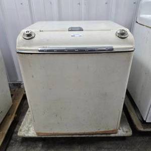 lot 105 image: Antique 1952 Kenmore Washing Machine