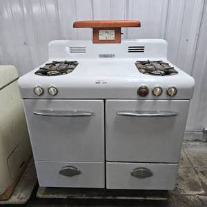 lot 106 image: Antique 1950s Magic Chef Gas Stove