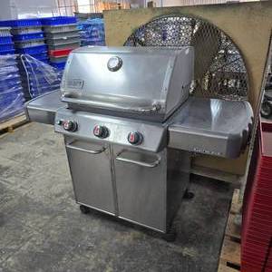 lot 147 image: Weber Genesis Grill