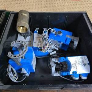 lot 261 image: Lot of 5 Johnson Controls Actuators.  Includes VA-4233-AGA-2 (Qty 4) & VA9208-BGA-3 (Qty 1)