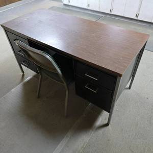 lot 270 image: Vintage Metal Desk w Green Steelcase Chair