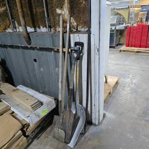 lot 296 image: Lot of Misc Shovels & Heavy Duty Pry Bar