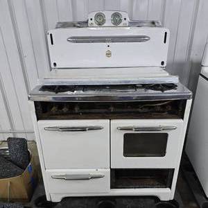 lot 107 image: Antique 1940s Wedgewood Gast Stove.  Appears to mid restoration & looks to have all parts.