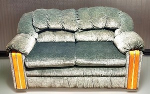 lot 35 image: Plush Green Loveseat